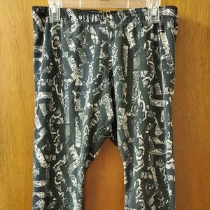 Black and white printed workout legging pants